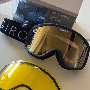 Giro moxie  ski googles -never worn with box -2 lens